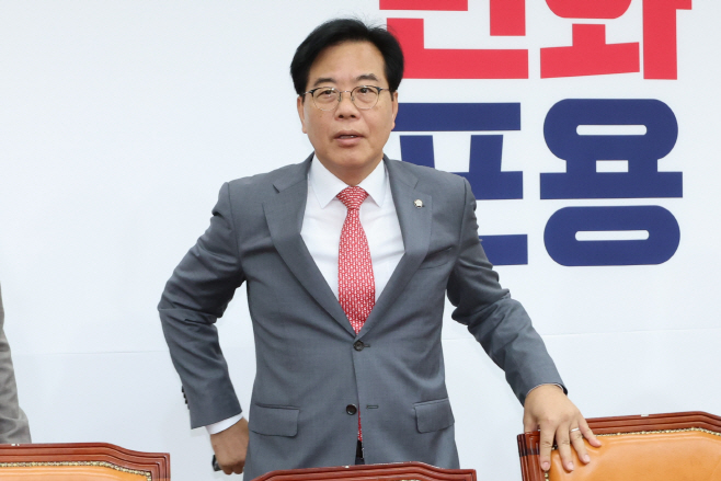 인사청문회 대책회의 참석하는 송언석 원내대표<YONHAP NO-2168>