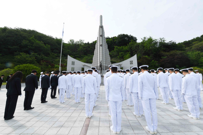 진해 해군 지휘관 충혼탑 참배<YONHAP NO-3576>