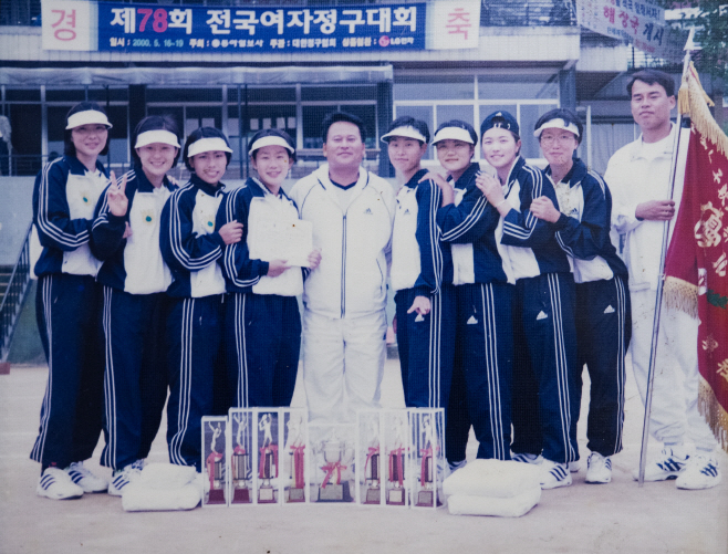 2000 소프트테니스팀_(우측에 장한섭 2대 단장님)