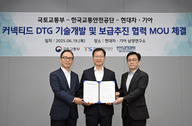사진 1) (왼쪽부터) 현대차·기아 상용LCM담당 박상현 부사장, 국토교통부 정채교 종합교통정책관, 한국교통안전공단 한정헌 모빌리티정책실장
