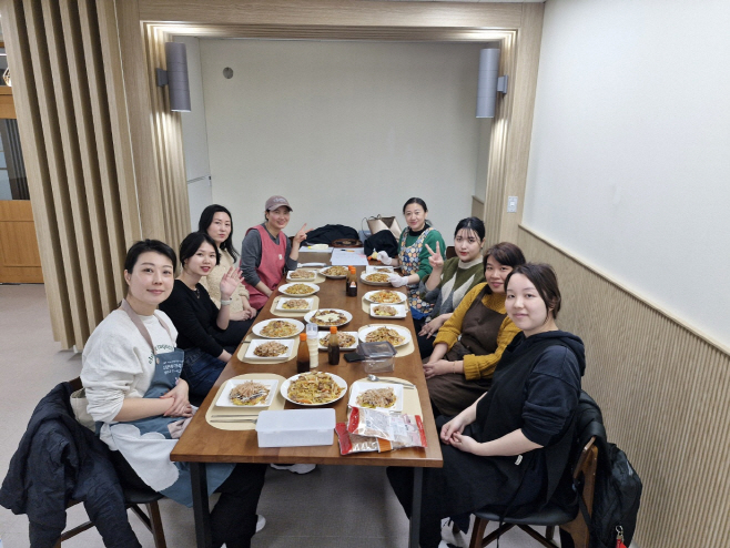 다국적 요리 동아리 회원들이 기념촬영을 하고 있는 모습.