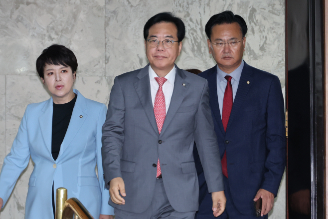 원내대책회의 참석하는 송언석 원내대표<YONHAP NO-1722>