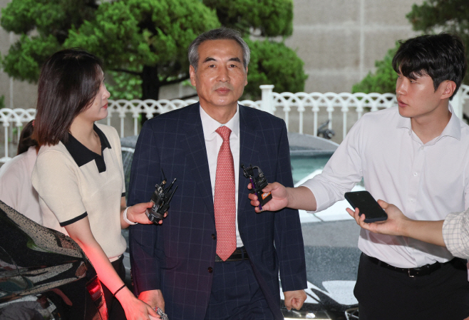 출근하는 민중기 특검