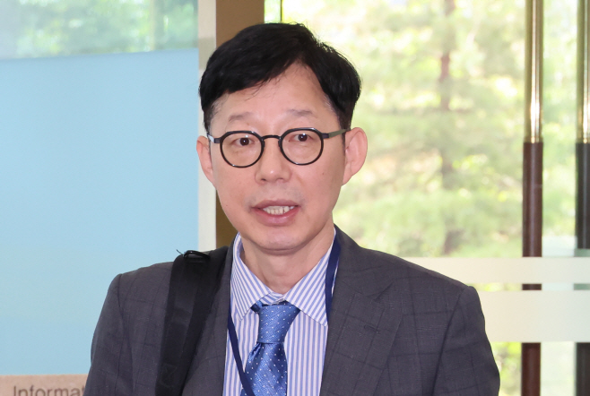 출근하는 박윤주 신임 외교부 1차관