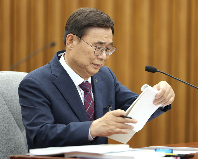자료보는 이종석 국정원장 후보자<YONHAP NO-2696>