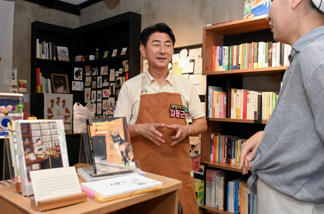 1.시민소통담당관(협치로 움직이는 의정부시…시민과 행정, 함께 만든 변화의 지도)6-민생 속으로 책방지기