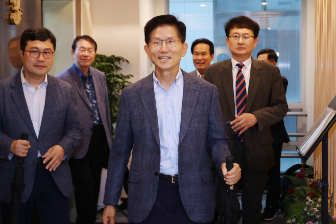 대선 후 캠프 관계자들과의 오찬 참석하는 김문...<YONHAP NO-2592>