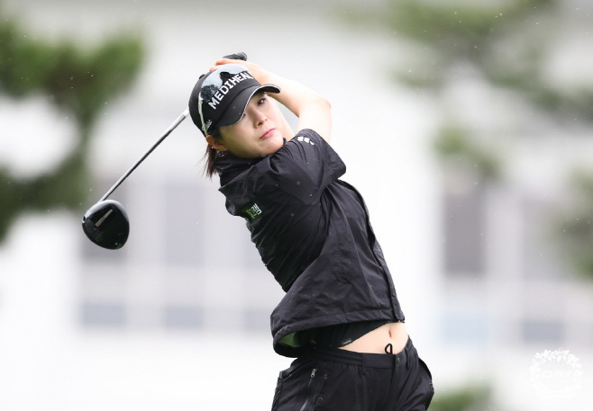 김나영이 티샷을 날리고 있다. KLPGA