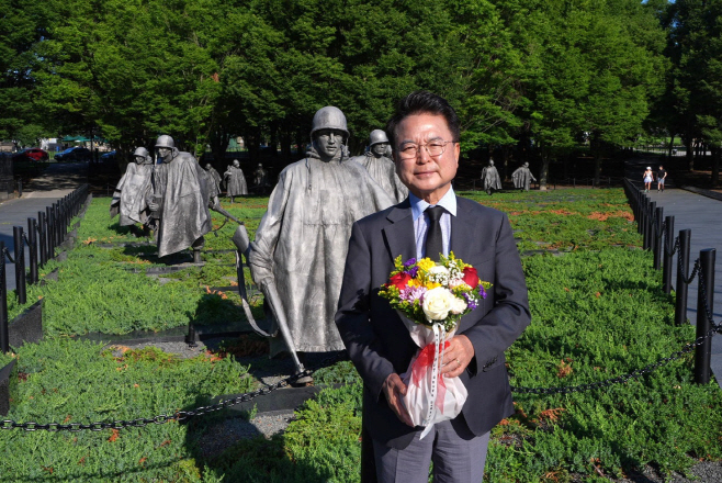 1. 한국전쟁 참전용사 기념비 헌화 (1)