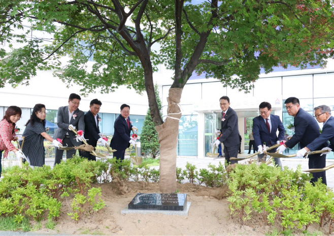 대전과학산업진흥원 이전 기념식수 및 정책포럼1