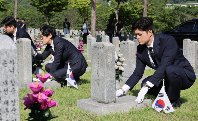 6·25 참전용사 묘역정화 봉사활동하는 김용태 ...<YONHAP NO-2155>