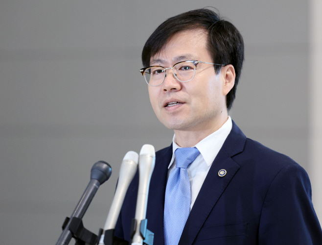 취재진 질문에 답하는 여한구 통상교섭본부장<YONHAP NO-2390>