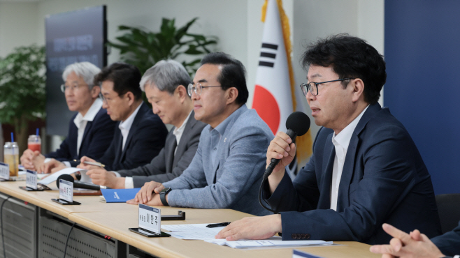 질문에 답하는 이한주 국정기획위원장