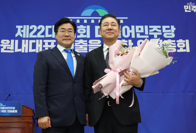 박찬대 원내대표와 기념촬영하는 김병기 의원<YONHAP NO-4039>