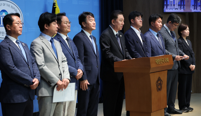 원내대표단 인선 발표하는 김병기 원내대표<YONHAP NO-4166>