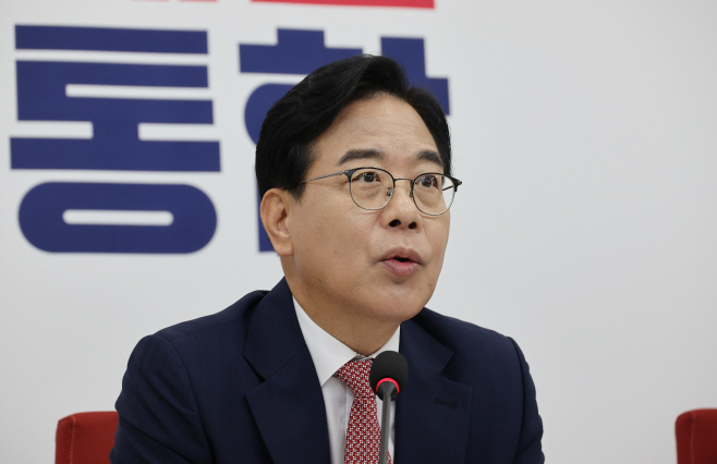 대통령-여야 지도부 오찬 관련 기자간담회하는 ...<YONHAP NO-3685>