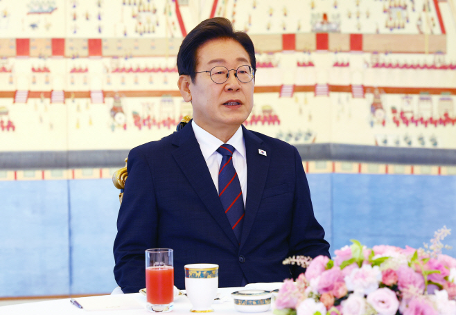 이재명 대통령, 여야 지도부 회동 발언<YONHAP NO-3231>