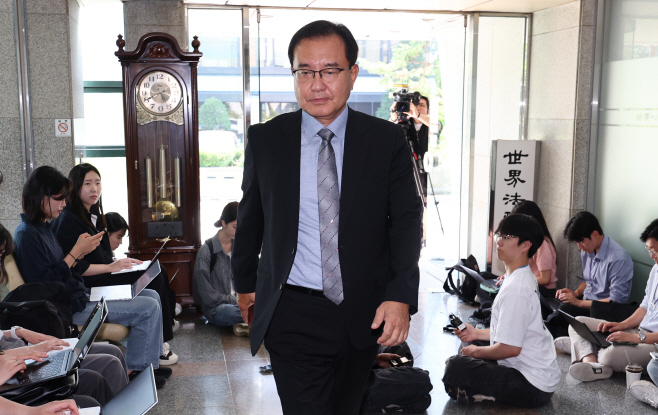 출근하는 이명현 해병특검<YONHAP NO-3859>