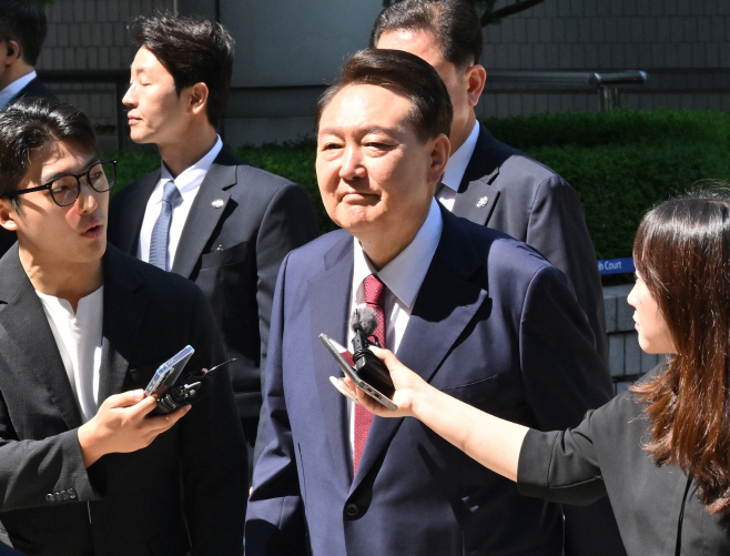 윤석열 전 대통령, 내란혐의 8차 공판 출석