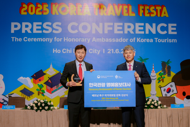 [한국관광공사] 한국관광 명예홍보대사 위촉식(오른쪽) 김종훈 국제관광 본부장 직무대리 (왼쪽) 김상식 베트남 축구 국대표팀 감독