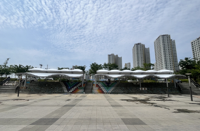 (사진)하남시, 미사호수공원 계단광장에 조형쉐이드 추가…쉼터 환경 개선