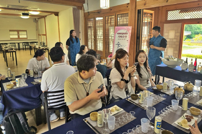 지난 18일 ‘휴(休) 프로그램’에 참여하고 있는 코레일관광개발 임직원들.(2)