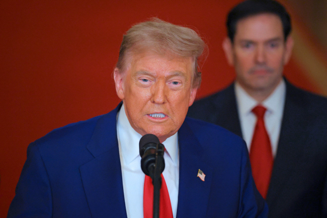 TOPSHOT-US-IRAN-ISRAEL-CONFLICT-TRUMP