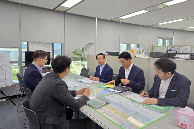 1. 심 민 임실군수, 2026년 국가예산확보 광폭 행보 총력전1(심민 군수(가운데)가 국토부를 방문해 KTX 임실역 정차를 건의하고 있다.)