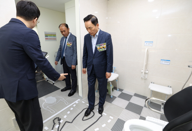 (사진2) 250623 강남종합사회복지관 개관식에서 체험홈 라운딩