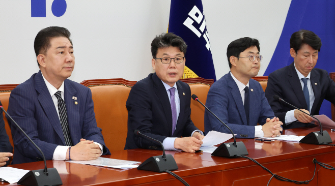 발언하는 진성준 정책위의장<YONHAP NO-2312>