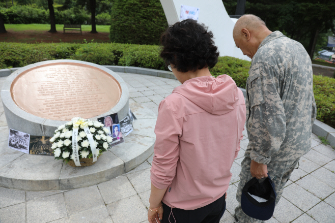 참전 기념탑 참배하는 납북자가족<YONHAP NO-2236>