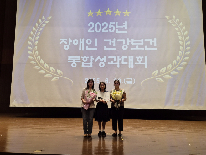 250624 (사진) 20일 구로구 직원들이 보건복지부 장관 표창을 수상하고 기념사진을 찍고 있다