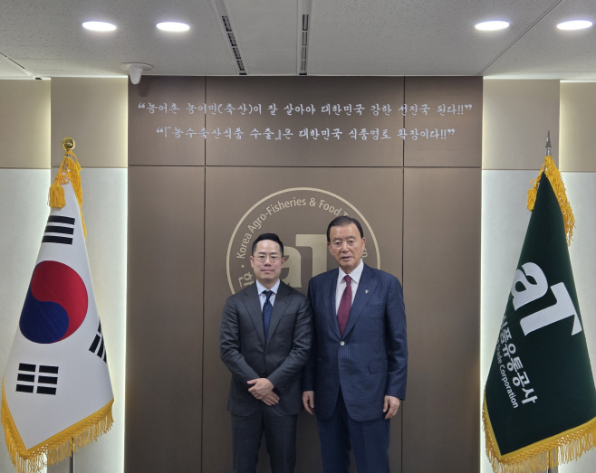 [카카오 보도사진] (좌)전성준 카카오 커머스 총괄리더-(우)aT 홍문표 사장