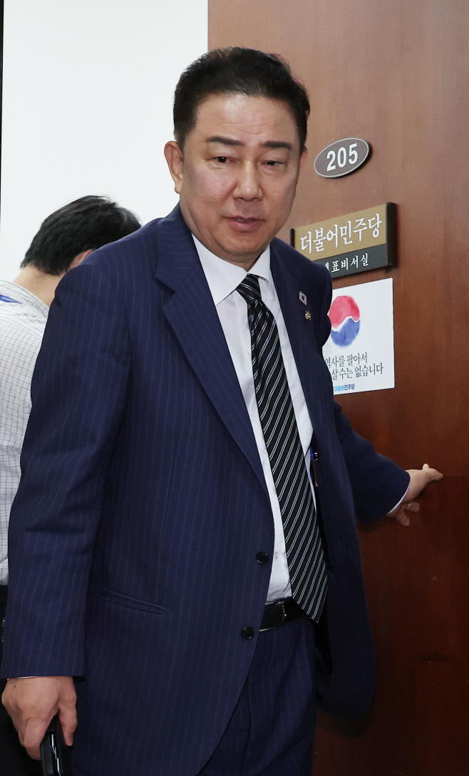 긴급 안보 점검회의 마치고 나오는 김병기 당 대...<YONHAP NO-4195>