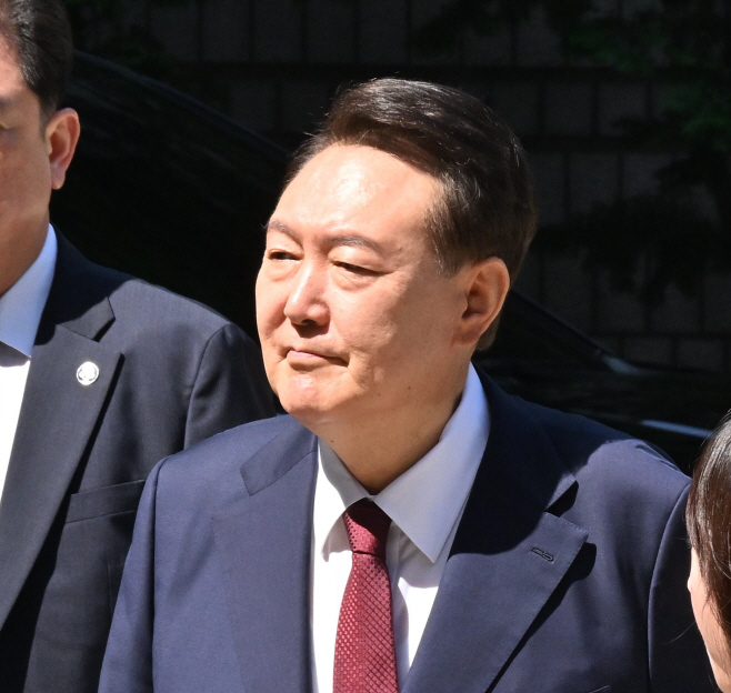 내란혐의 8차 공판 출석하는 윤석열 전 대통령