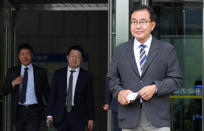 공수처 나서는 이명현 특검<YONHAP NO-3894>