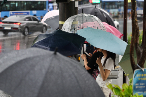 장마 시작 알리는 비<YONHAP NO-3217>