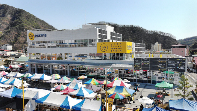 (가)가평군, “소상공인 지원 우수… ‘생존율’ 도내 2위”(사진은 가평군 창업경제타운 전경)1