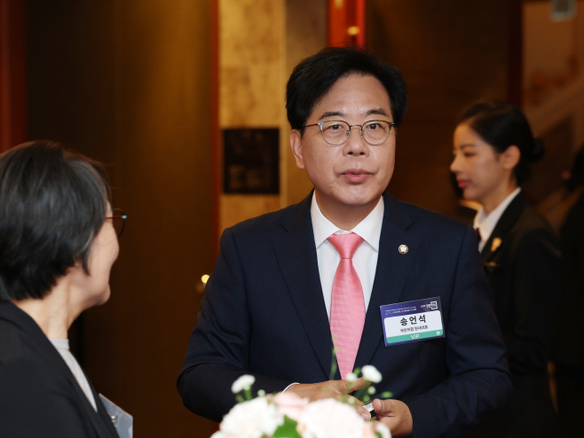 송언석 원내대표, '2025 경향포럼' 참석<YONHAP NO-2312>