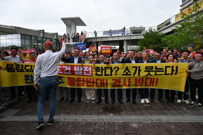 “통합 어림없다!” 완주군의회, 김관영 도지사 면전에서 전원 삭발 감행 (2)