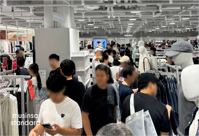 [무신사 사진자료] 지난 6월 20일 오픈한 무신사 스탠다드 신세계 프리미엄아울렛 시흥점에서 쇼핑 중인 고객들의 모습