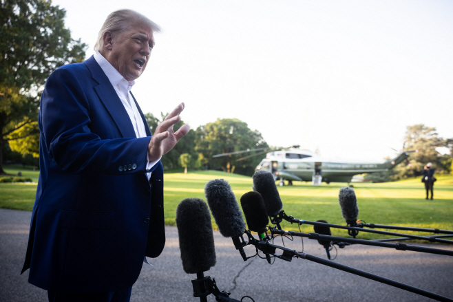 TRUMP NATO DEPARTURE <YONHAP NO-5000> (UPI)