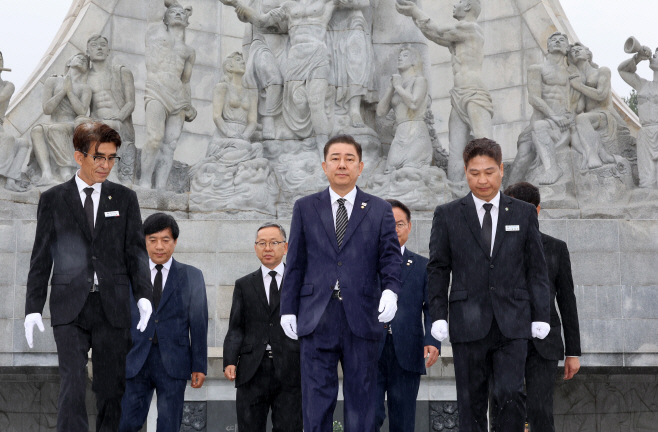 대전현충원 찾은 김병기<YONHAP NO-3823>
