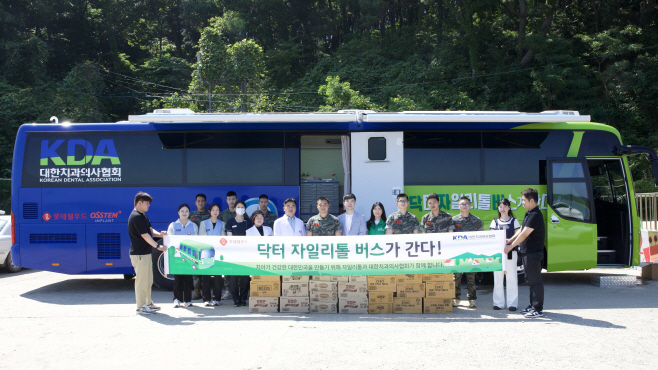 250625_사진1_롯데웰푸드 관계자들이 해병대 2사단 볼음소초를 방문해 ‘닥터자일리톨 버스가 간다!’ 캠페인 기념 촬영을 하고 있다.