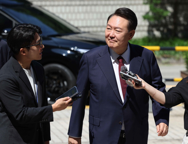 내란혐의 8차 공판 출석하는 윤석열 전 대통령