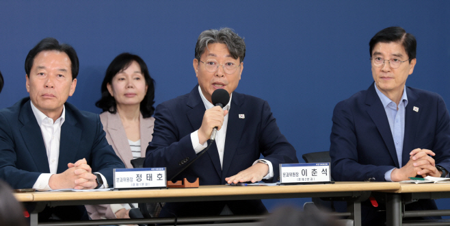 질문에 답하는 이춘석 경제2분과 위원장<YONHAP NO-3403>