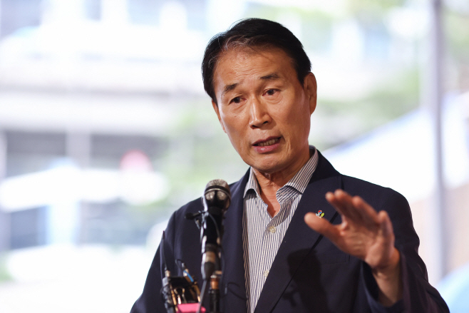 취재진 질문에 답하는 권오을 장관 후보자<YONHAP NO-2590>