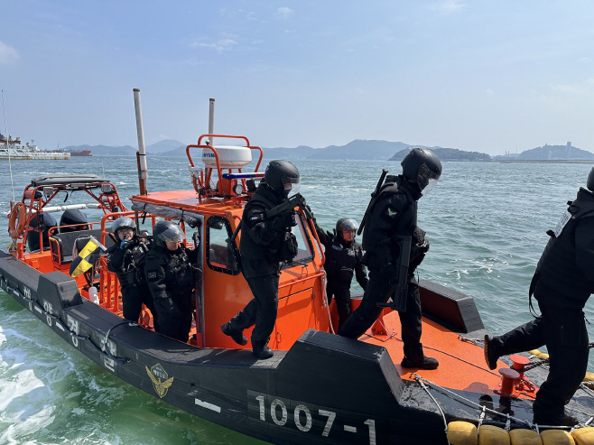 여수·광양항 항만방호 및 대테러 합동 훈련 사진 4 (1)
