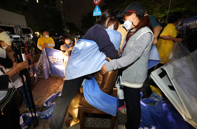 평화의 소녀상 둘러싼 대치