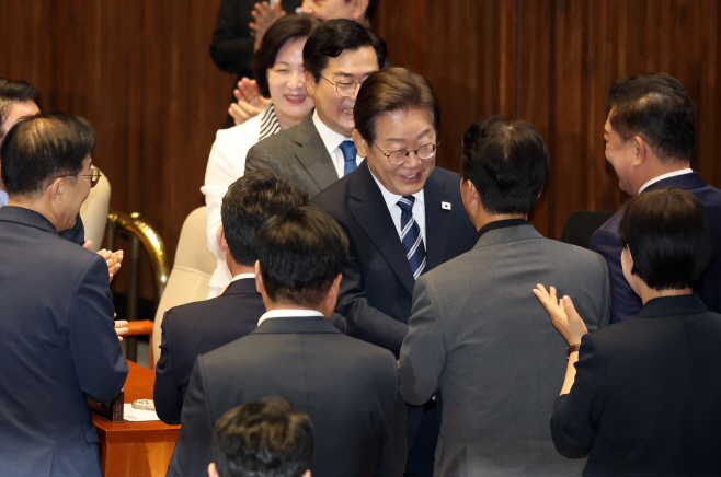 의원들과 인사하는 이재명 대통령<YONHAP NO-4997>